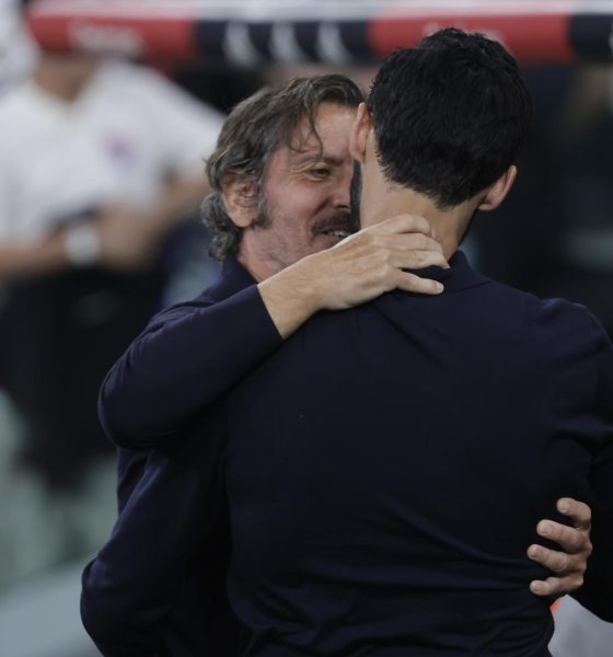 El entrenador del Real Madrid, Álvaro Arbeloa (dcha), saluda al entrenador del Deportivo Alavés, Quique Sánchez Flores, antes del partido de la jornada 33 de LaLiga disputado en el estadio Santiago Bernabéu, en Madrid. EFE/Juanjo Martín