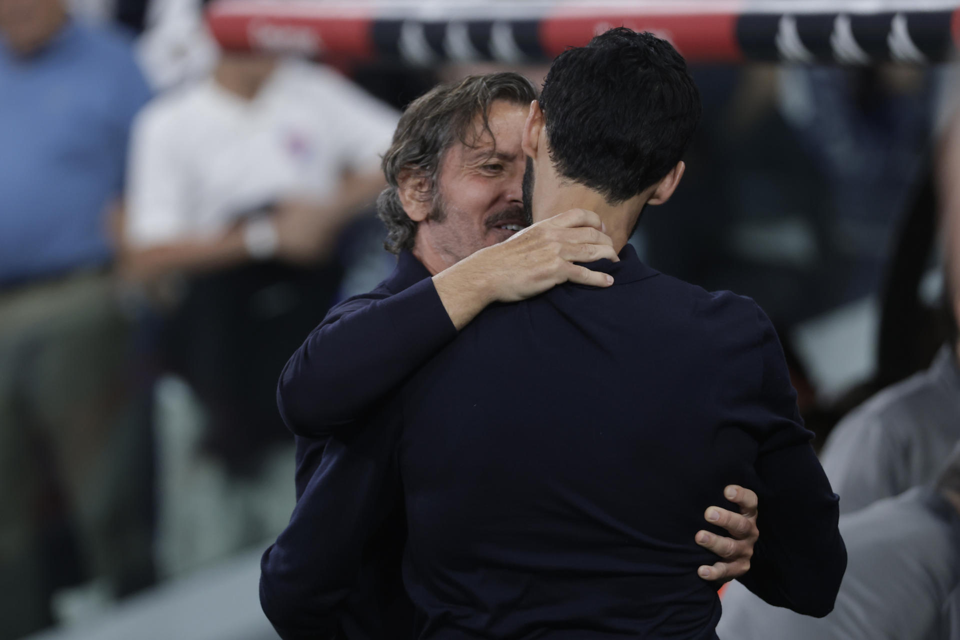 El entrenador del Real Madrid, Álvaro Arbeloa (dcha), saluda al entrenador del Deportivo Alavés, Quique Sánchez Flores, antes del partido de la jornada 33 de LaLiga disputado en el estadio Santiago Bernabéu, en Madrid. EFE/Juanjo Martín