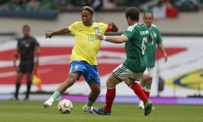 Gerardo Torrado (d), de México, disputa un balón con Ronaldinho, de Brasil, en el partido de Leyendas entre México y Brasil en el estadio Banorte, en Ciudad de México (México). EFE/ Isaac Esquivel