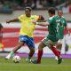 Gerardo Torrado (d), de México, disputa un balón con Ronaldinho, de Brasil, en el partido de Leyendas entre México y Brasil en el estadio Banorte, en Ciudad de México (México). EFE/ Isaac Esquivel