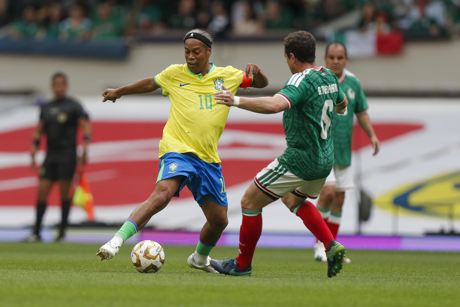 Gerardo Torrado (d), de México, disputa un balón con Ronaldinho, de Brasil, en el partido de Leyendas entre México y Brasil en el estadio Banorte, en Ciudad de México (México). EFE/ Isaac Esquivel