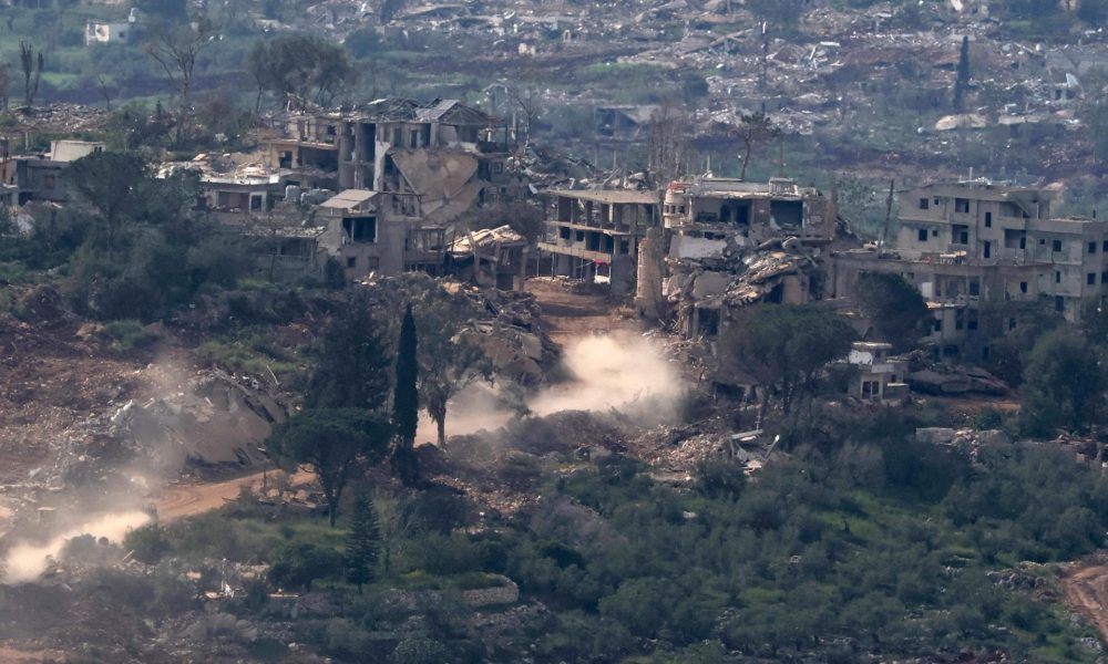 Vehículos militares israelíes maniobran en el lado libanés de la frontera, vistos desde la Alta Galilea en el norte de Israel, el 27 de abril de 2026. El 26 de abril, el primer ministro israelí Netanyahu ordenó al ejército atacar "vigorosamente" las posiciones de Hezbollah, acusando al grupo de violaciones del alto el fuego. (Líbano, Hizbulá/Hezbolá) EFE/EPA/ATEF SAFADI