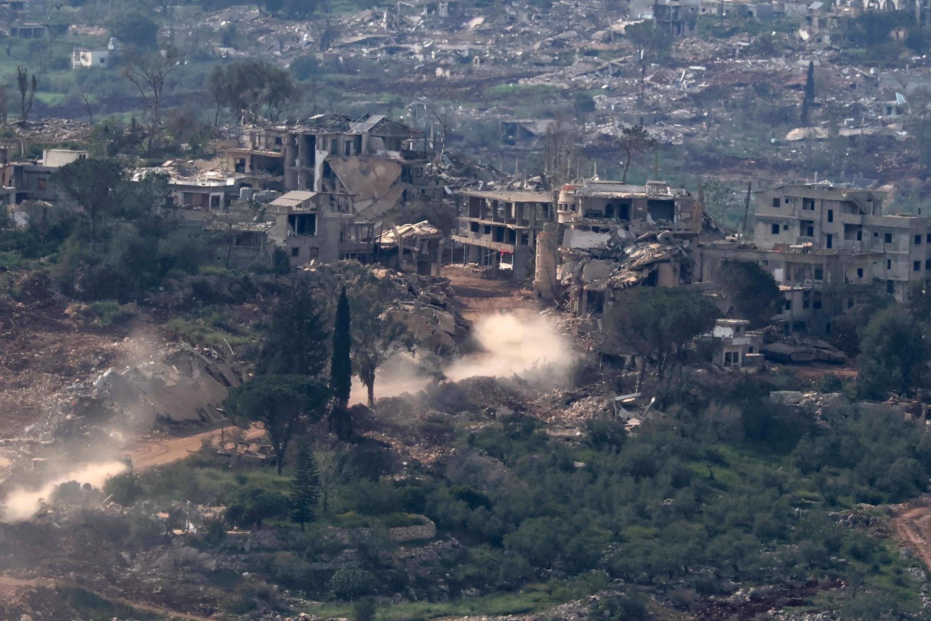 Vehículos militares israelíes maniobran en el lado libanés de la frontera, vistos desde la Alta Galilea en el norte de Israel, el 27 de abril de 2026. El 26 de abril, el primer ministro israelí Netanyahu ordenó al ejército atacar "vigorosamente" las posiciones de Hezbollah, acusando al grupo de violaciones del alto el fuego. (Líbano, Hizbulá/Hezbolá) EFE/EPA/ATEF SAFADI