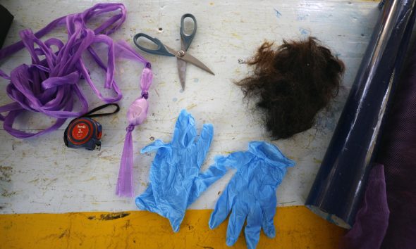 La encargada de resguardar un ajolotario de Xochimilco, Josefina González posa este lunes, en Ciudad de México (México). EFE/ Sáshenka Gutiérrez