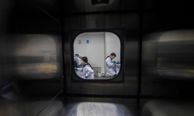 Fotografía de archivo de técnicos trabajando en un laboratorio en Nanjing (China) EFE/ Aleksandar Plavevski