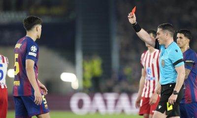 El colegiado István Kovács (d) muestra cartulina roja al defensa del FC Barcelona Pau Cubarsí (i) durante el encuentro correspondiente a la ida de los cuartos de final de la Liga de Campeones disputado el pasado 8 de abril entre su equipo y el Atlético de Madrid. EFE/ Enric Fontcuberta