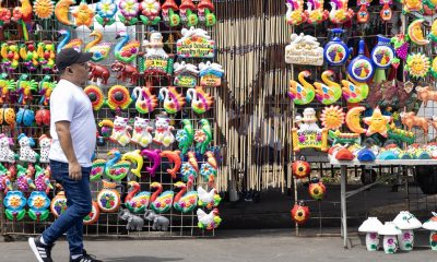 Un hombre camina frente a una tienda de artesanías este jueves, en Managua (Nicaragua). El producto interior bruto per cápita o ingreso por habitante en Nicaragua continúa siendo el más bajo del istmo centroamericano, según un informe del Centro de Estudios Transdisciplinarios de Centroamérica. EFE/ STR