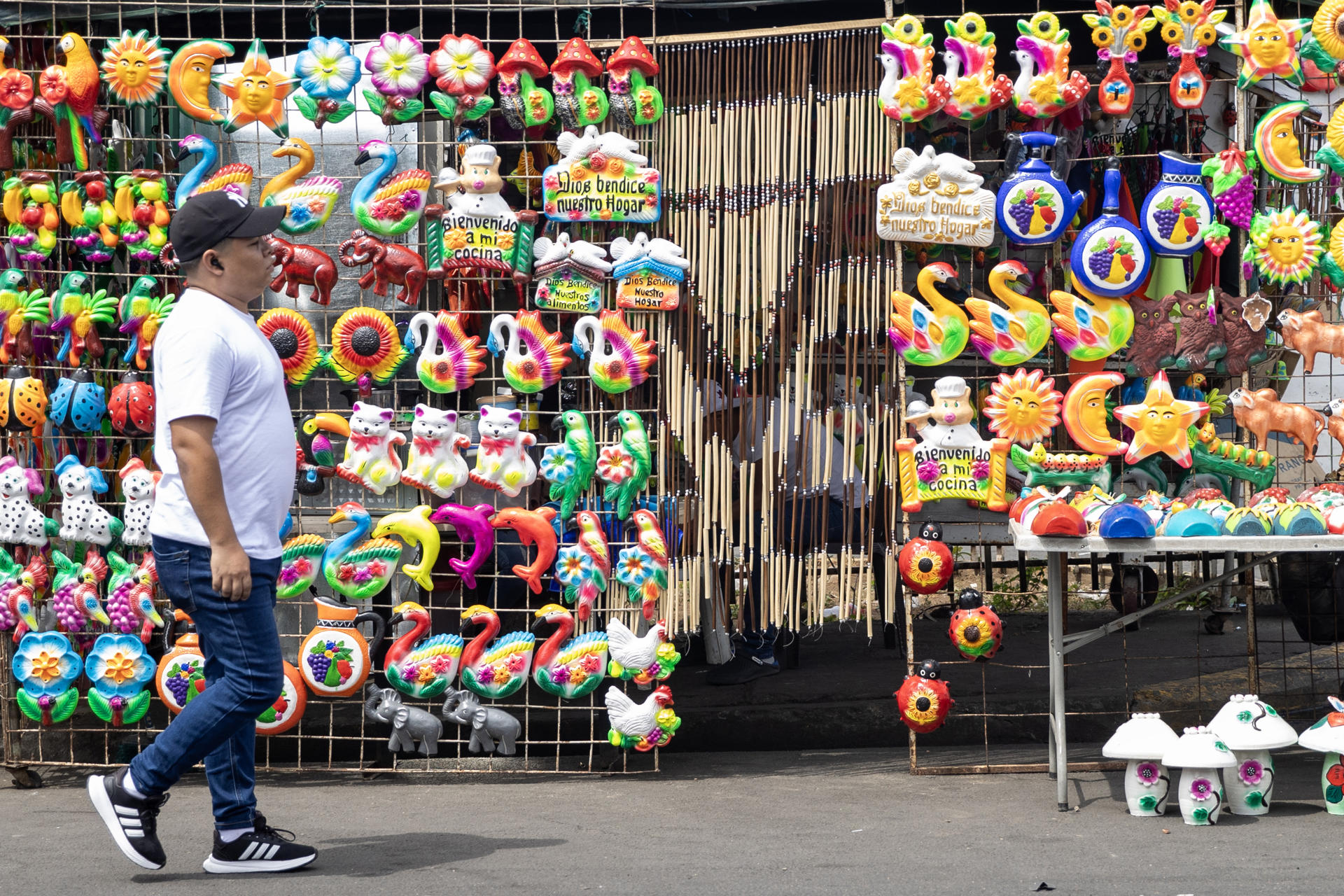 Un hombre camina frente a una tienda de artesanías este jueves, en Managua (Nicaragua). El producto interior bruto per cápita o ingreso por habitante en Nicaragua continúa siendo el más bajo del istmo centroamericano, según un informe del Centro de Estudios Transdisciplinarios de Centroamérica. EFE/ STR