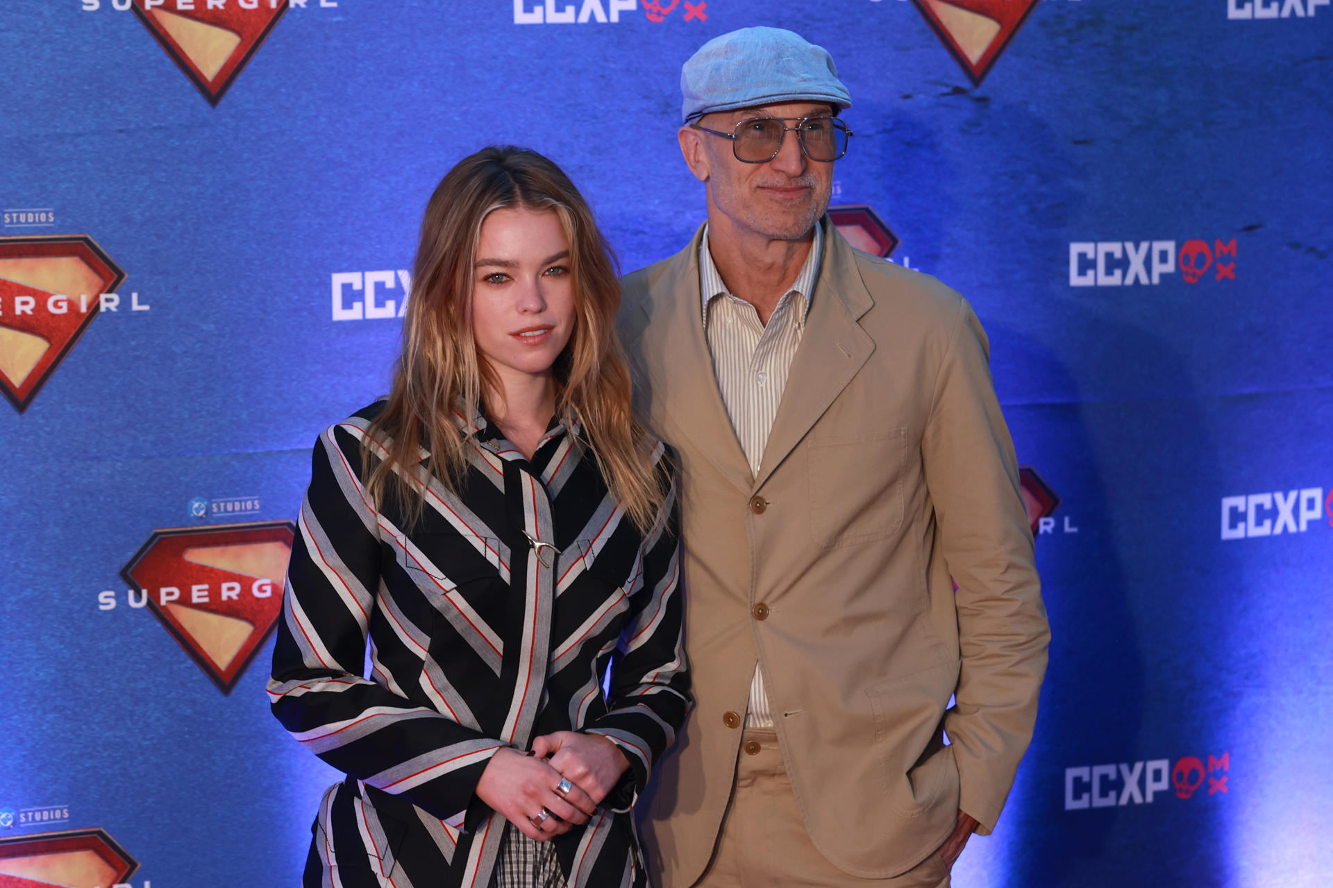 La actriz australiana Milly Alcock (i) y el director Craig Gillespie posan durante el lanzamiento de la película ‘Supergirl’ este domingo, en la CCXP México 2026 en Ciudad de México (México). EFE/ Alex Cruz