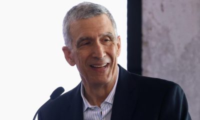 El presidente ejecutivo de la aerolínea panameña Copa, Pedro Heilbron, habla durante un evento este martes, en Ciudad Panamá (Panamá). EFE/ Carlos Lemos