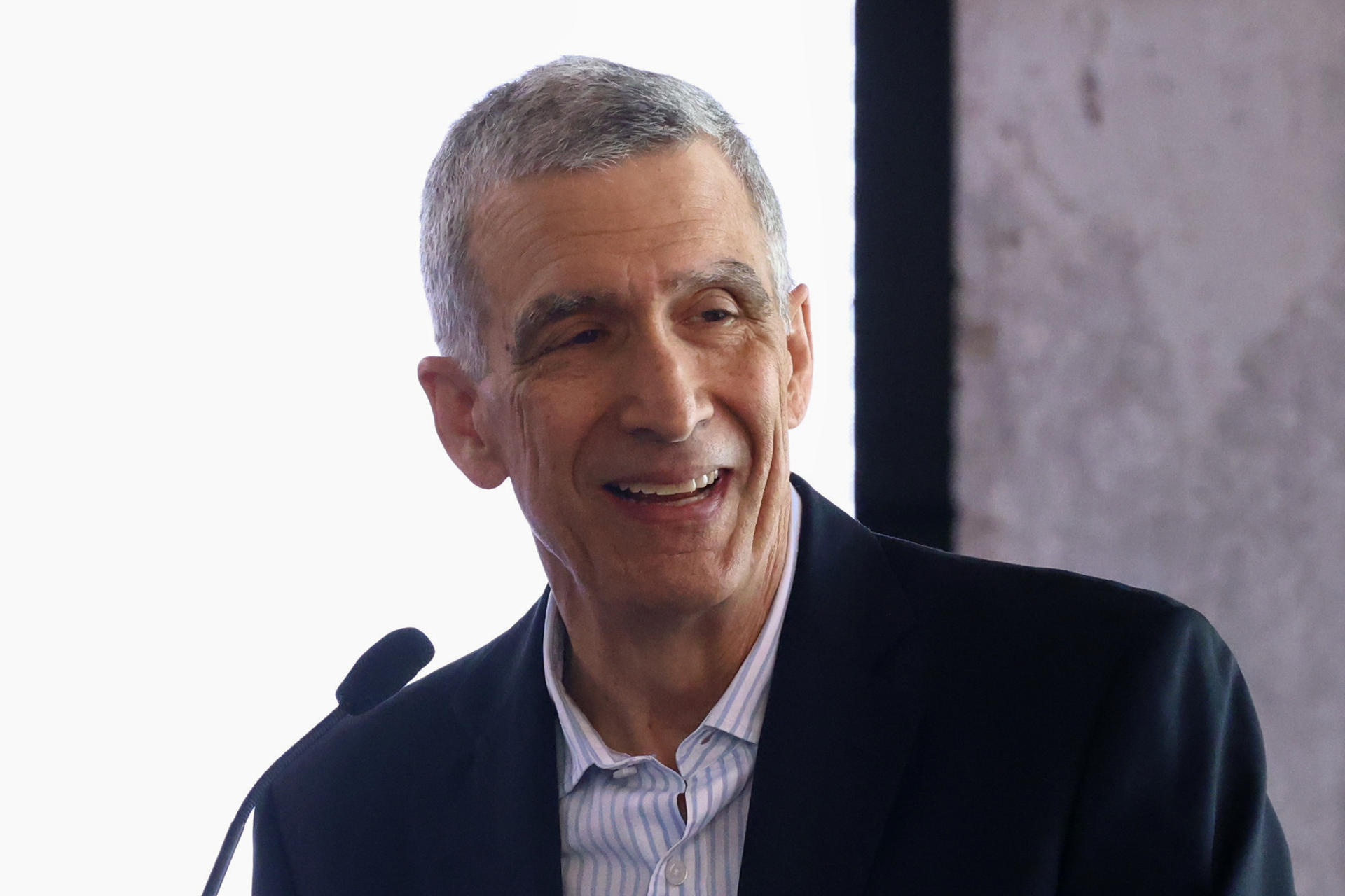 El presidente ejecutivo de la aerolínea panameña Copa, Pedro Heilbron, habla durante un evento este martes, en Ciudad Panamá (Panamá). EFE/ Carlos Lemos