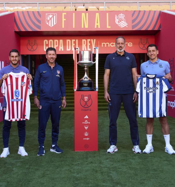 Los entrenadores del Atlético de Madrid, Diego Simeone (2i), y de la Real Sociedad, Pellegrino Matarazzo (2d), y los capitanes, 'Koke' Resurrección (i), y Mikel Oyarzabal, posan este viernes junto al trofeo de la Copa del Rey. EFE/ Ángel Martínez/RFEF.