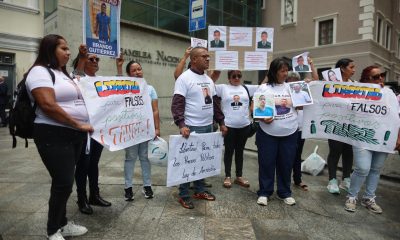 Familiares de presos políticos detenidos en estados fronterizos de Venezuela con Colombia protestan a las afueras de la sede administrativa del Parlamento para exigir su amnistía, en Caracas (Venezuela). EFE/ Miguel Gutiérrez