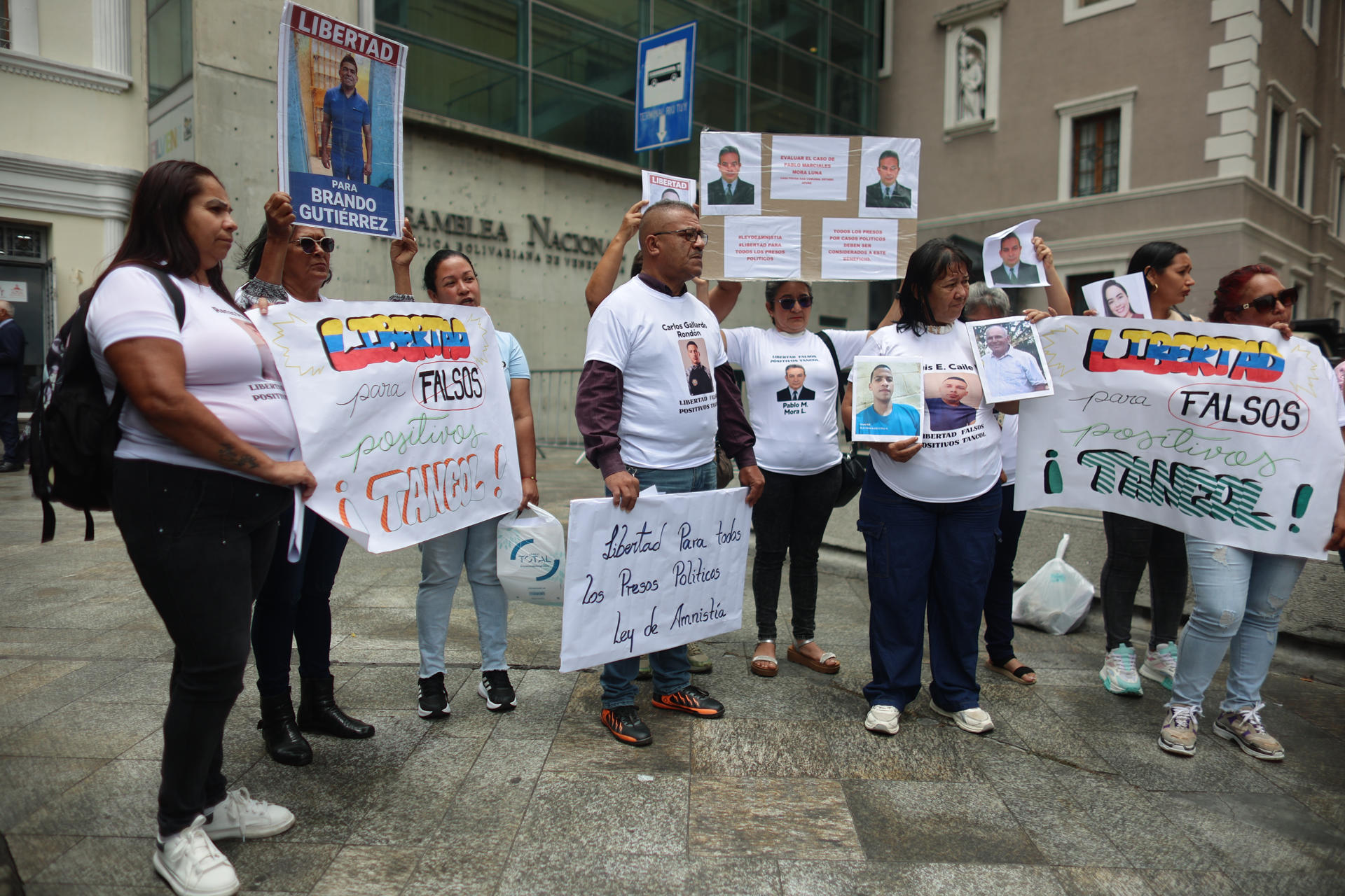 Familiares de presos políticos detenidos en estados fronterizos de Venezuela con Colombia protestan a las afueras de la sede administrativa del Parlamento para exigir su amnistía, en Caracas (Venezuela). EFE/ Miguel Gutiérrez