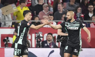 El centrocampista del Betis Marc Roca (i) celebra tras anotar el primer gol del equipo este martes, durante el partido de la jornada 33 de LaLiga EA Sports que disputan el Girona FC y el Real Betis en el Estadio Montilivi. EFE/ David Borrat
