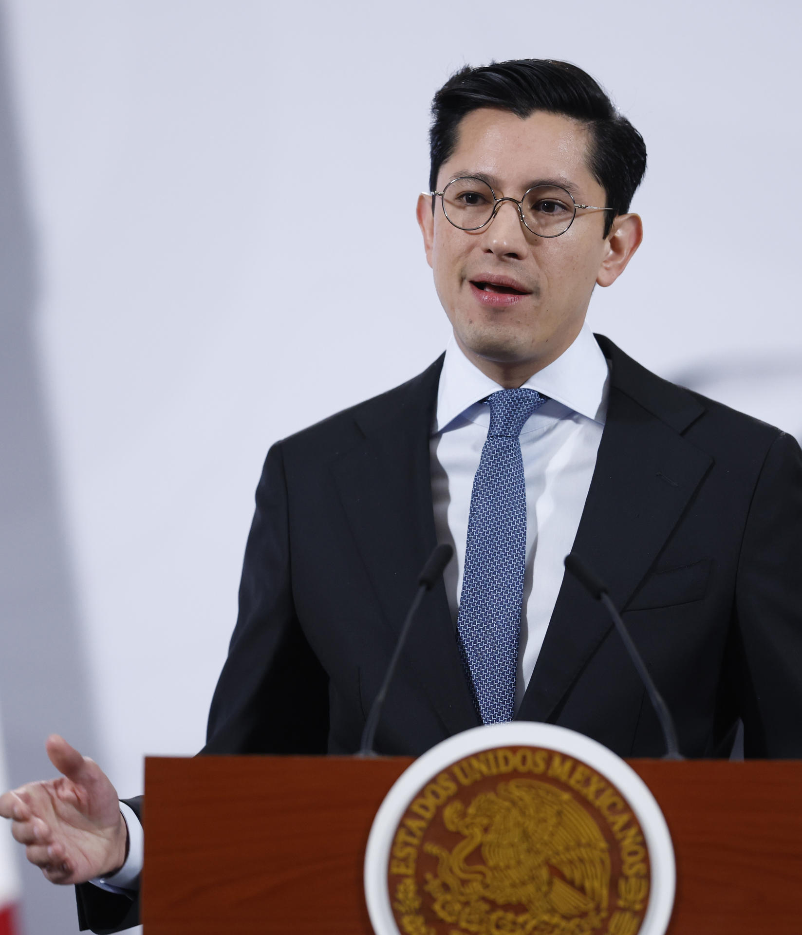 Fotografía de archivo del exsubsecretario para América del Norte, Roberto Velasco Álvarez, durante una rueda de prensa en Palacio Nacional de la Ciudad de México (México). EFE/Sáshenka Gutiérrez