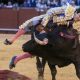 - El diestro Roca Rey con su segundo toro en la decimotercera corrida de abono este jueves en la Plaza de Toros de La Maestranza de Sevilla. EFE/ Raúl Caro