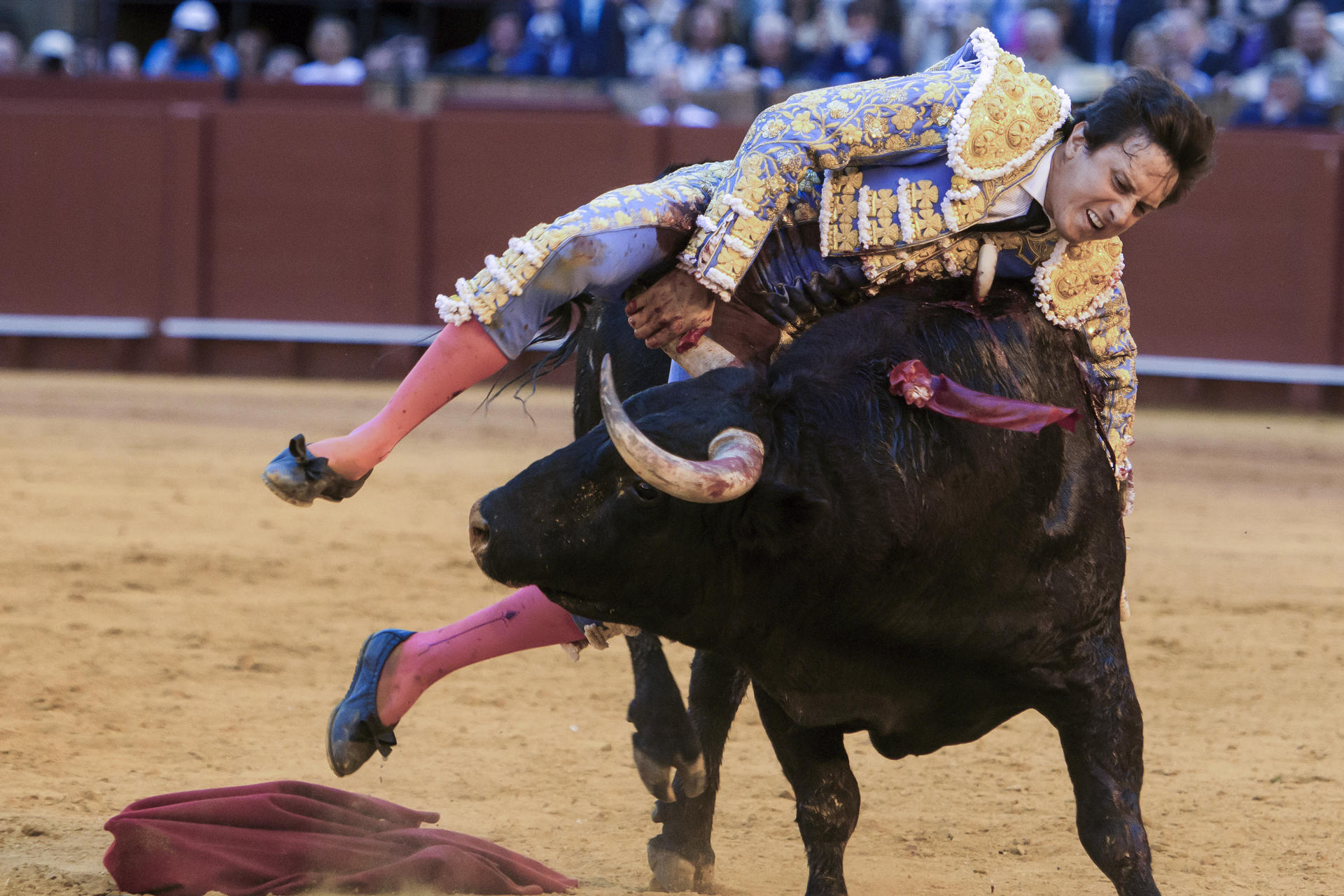 - El diestro Roca Rey con su segundo toro en la decimotercera corrida de abono este jueves en la Plaza de Toros de La Maestranza de Sevilla. EFE/ Raúl Caro