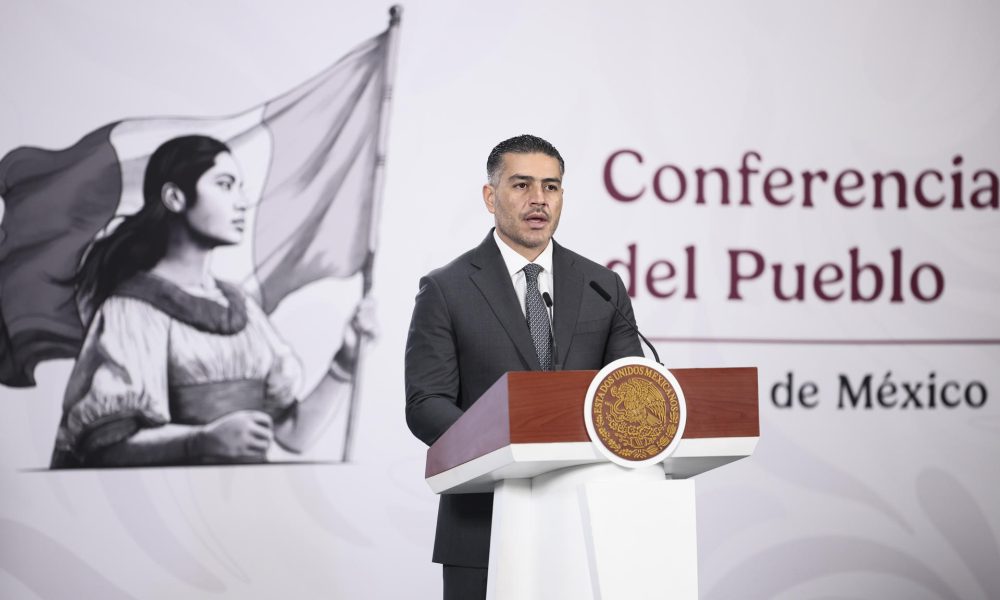El secretario de Seguridad y Protección Ciudadana de México, Omar García Harfuch, habla durante una conferencia de prensa este martes en el Palacio Nacional de la Ciudad de México (México). EFE/José Méndez