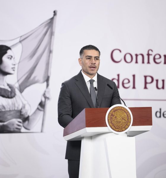 El secretario de Seguridad y Protección Ciudadana de México, Omar García Harfuch, habla durante una conferencia de prensa este martes en el Palacio Nacional de la Ciudad de México (México). EFE/José Méndez