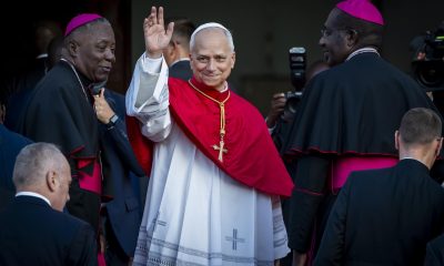 FOTO DELDÍA - LUANDA (Angola), 20/04/2026.- El Papa León XIV saluda a los fieles a su llegada a una reunión con miembros del clero en la iglesia de Nossa Senhora de Fatima, en Luanda, Angola. EFE/JOSE SENA GOULAO