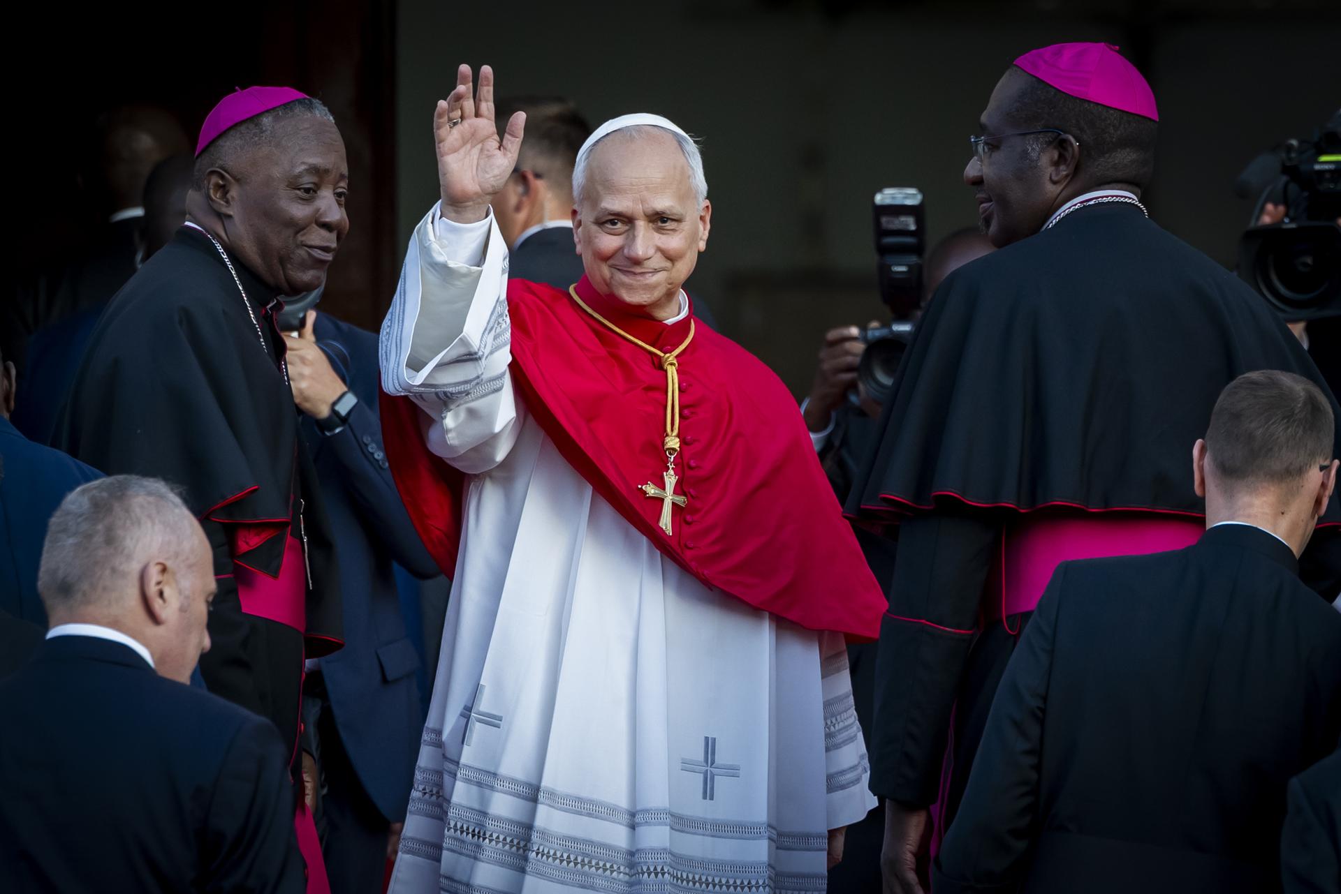 FOTO DELDÍA - LUANDA (Angola), 20/04/2026.- El Papa León XIV saluda a los fieles a su llegada a una reunión con miembros del clero en la iglesia de Nossa Senhora de Fatima, en Luanda, Angola. EFE/JOSE SENA GOULAO
