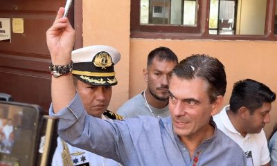 Fotografía cedida por Presidencia de Bolivia que muestra a su mandatario, Rodrigo Paz, votando en la segunda vuelta regional este domingo, en Tarija (Bolivia). EFE/ Presidencia de Bolivia