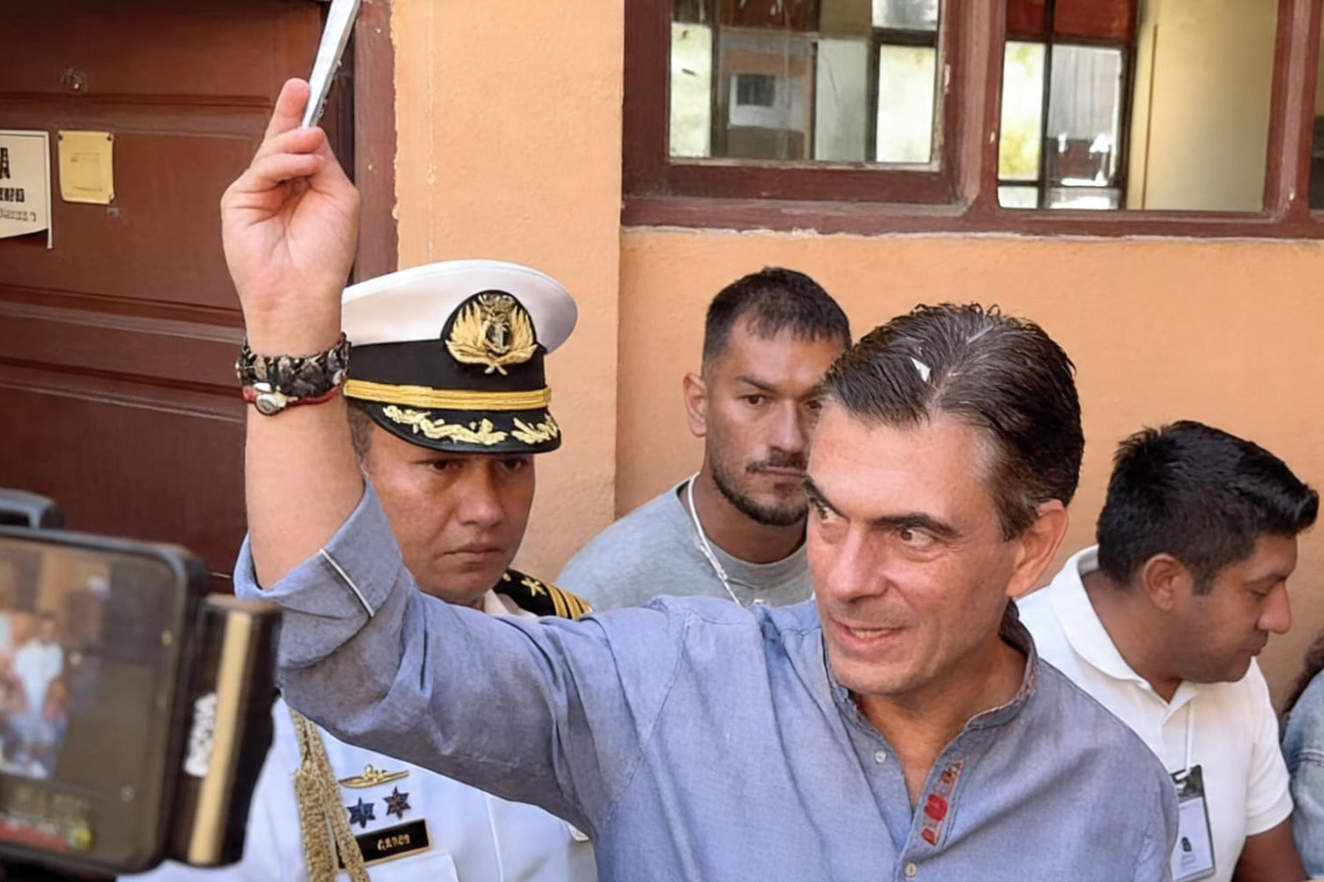 Fotografía cedida por Presidencia de Bolivia que muestra a su mandatario, Rodrigo Paz, votando en la segunda vuelta regional este domingo, en Tarija (Bolivia). EFE/ Presidencia de Bolivia