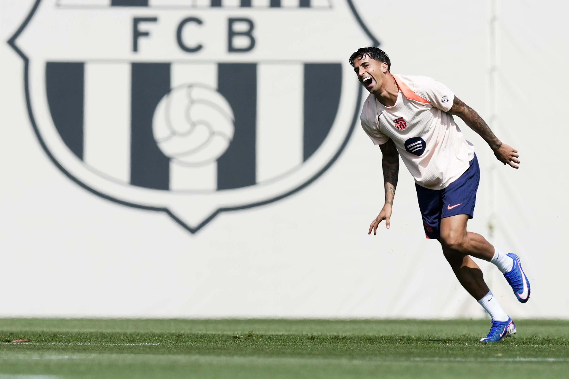 El jugador del FC Barcelona, Joao Cancelo, durante el entrenamiento del primer equipo en las instalaciones de la Ciudad Deportiva Joan Gamper de cara al partido de la Liga que jugaran mañana contra el Getafe CF. EFE/ Enric Fontcuberta.