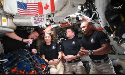 Captura de video tomada de la cuenta oficial en X @NASA que muestra desde la izquierda a los astronautas; Reid Wiseman, Christina Koch, Jeremy Hansen y Victor Glover saludando durante una conversación en directo desde la nave Orión de la misión Artemis II con el presidente de Estados Unidos, Donald Trump. EFE/ @NASA