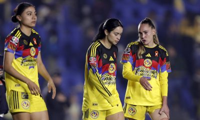 Nancy Antonio (i), Scarlett Camberos (c) y Irene Guerrero de América reaccionan durante un partido en el estadio Ciudad de los Deportes, en Ciudad de México (México). EFE/ Isaac Esquivel