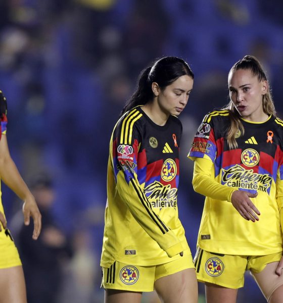 Nancy Antonio (i), Scarlett Camberos (c) y Irene Guerrero de América reaccionan durante un partido en el estadio Ciudad de los Deportes, en Ciudad de México (México). EFE/ Isaac Esquivel