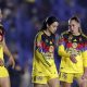 Nancy Antonio (i), Scarlett Camberos (c) y Irene Guerrero de América reaccionan durante un partido en el estadio Ciudad de los Deportes, en Ciudad de México (México). EFE/ Isaac Esquivel