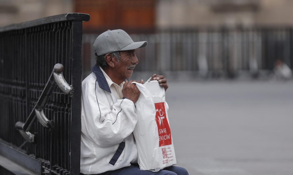 Fotografía de un adulto mayor esperando afuera del metro en el Zócalo de Ciudad de México (México). Imagen de archivo. EFE/ Isaac Esquivel
