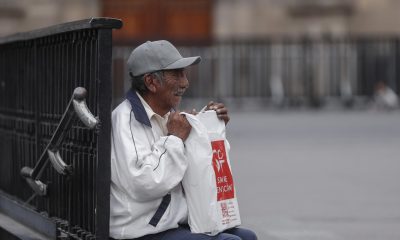 Fotografía de un adulto mayor esperando afuera del metro en el Zócalo de Ciudad de México (México). Imagen de archivo. EFE/ Isaac Esquivel