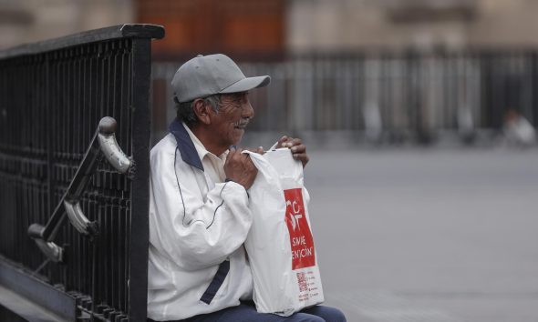 Fotografía de un adulto mayor esperando afuera del metro en el Zócalo de Ciudad de México (México). Imagen de archivo. EFE/ Isaac Esquivel