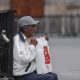 Fotografía de un adulto mayor esperando afuera del metro en el Zócalo de Ciudad de México (México). Imagen de archivo. EFE/ Isaac Esquivel