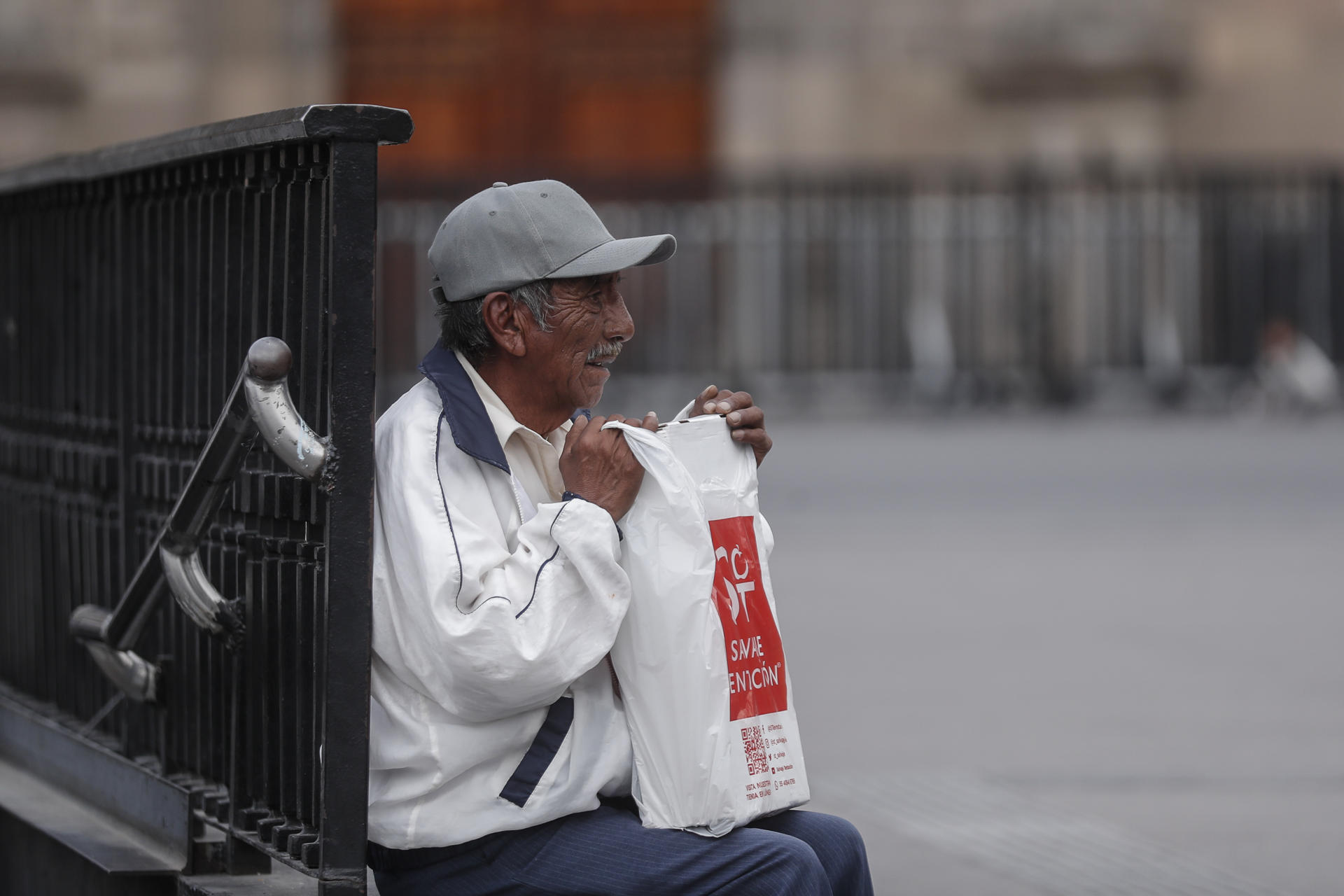 Fotografía de un adulto mayor esperando afuera del metro en el Zócalo de Ciudad de México (México). Imagen de archivo. EFE/ Isaac Esquivel