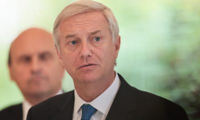 El presidente de Chile, José Antonio Kast, habla durante una rueda de prensa en la embajada de Chile en Argentina este lunes, en Buenos Aires (Argentina). EFE/ Adán González