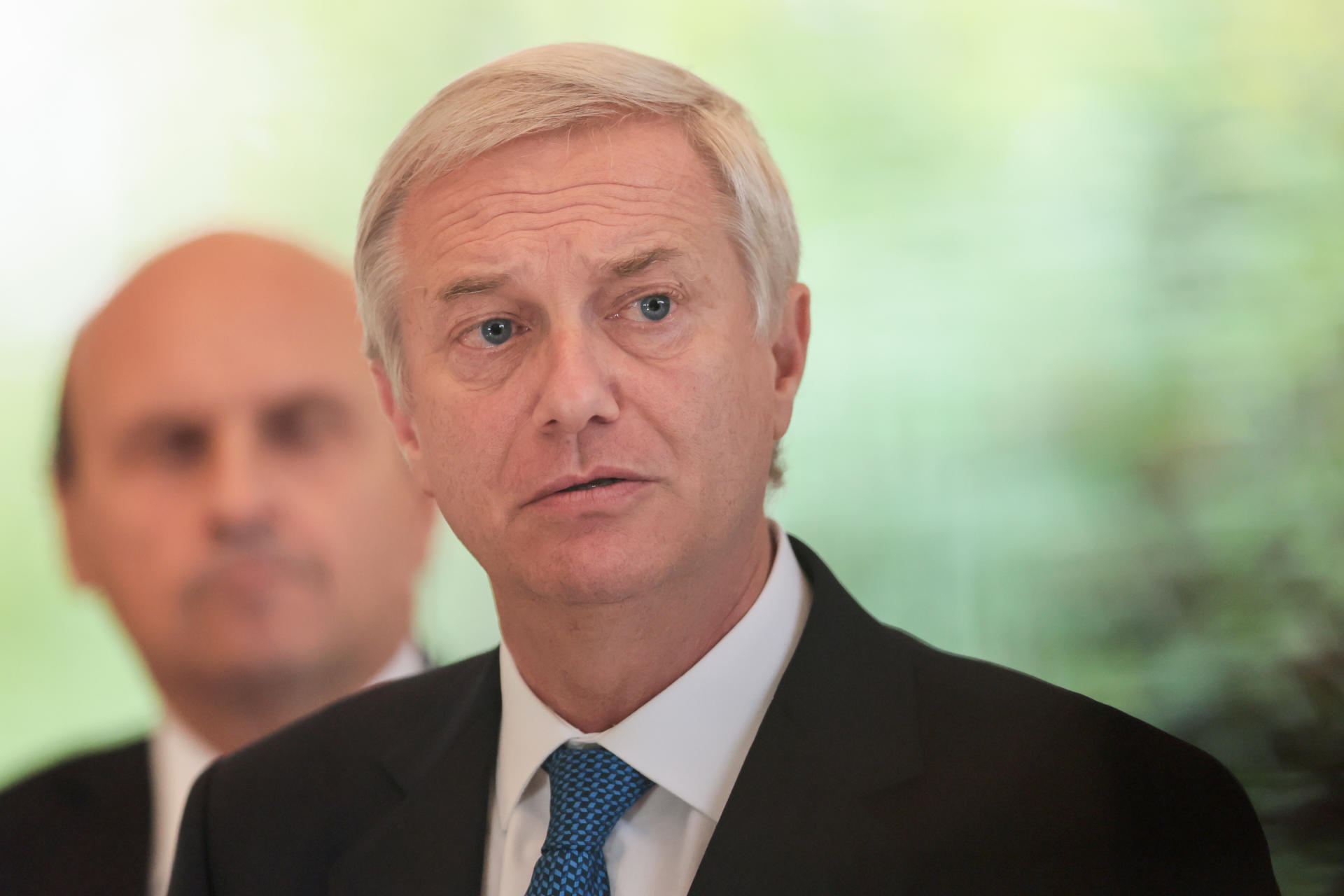 El presidente de Chile, José Antonio Kast, habla durante una rueda de prensa en la embajada de Chile en Argentina este lunes, en Buenos Aires (Argentina). EFE/ Adán González
