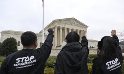 FOTO ARCHIVO. Activistas y jóvenes inmigrantes se manifiestan este martes frente al Tribunal Supremo de Justicia en Washington (EE.UU.). EFE/Lenin Nolly