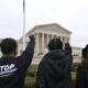 FOTO ARCHIVO. Activistas y jóvenes inmigrantes se manifiestan este martes frente al Tribunal Supremo de Justicia en Washington (EE.UU.). EFE/Lenin Nolly
