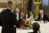 El rey Felipe VI de España (de pie), la reina Letizia y el escritor mexicano Gonzalo Celorio, Premio Cervantes 2025, brindan este miércoles durante un almuerzo en el Palacio Real de Madrid. EFE/Mariscal/POOL
