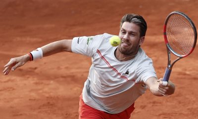El tenista británico Cameron Norrie contra el argentino Thiago Agustín Tirante durante la ronda de 32 del Mutua Madrid Open, este domingo en la Caja Mágica de Madrid. EFE/ Sergio Pérez