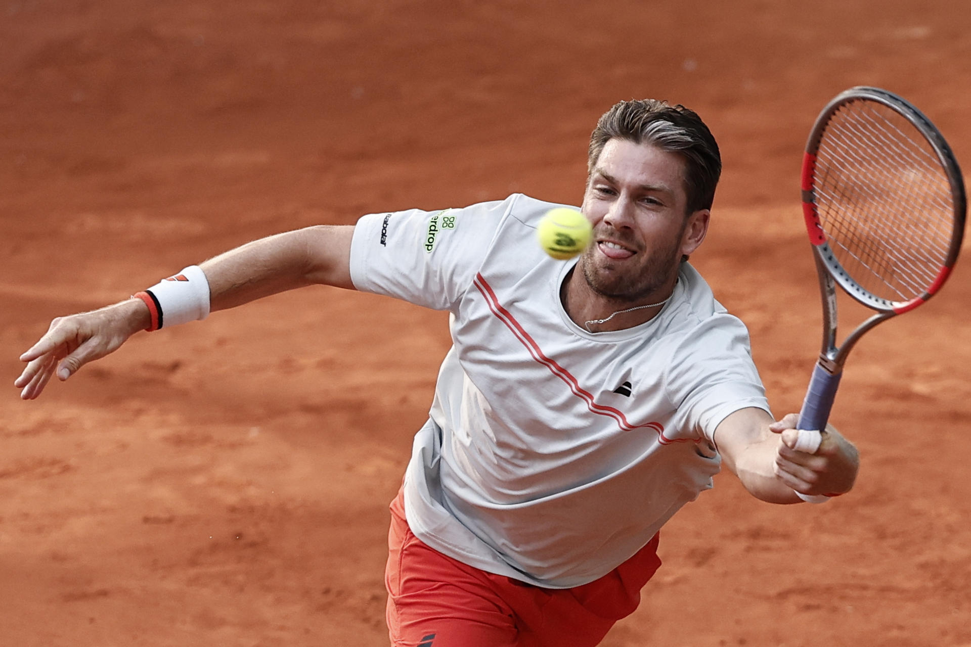 El tenista británico Cameron Norrie contra el argentino Thiago Agustín Tirante durante la ronda de 32 del Mutua Madrid Open, este domingo en la Caja Mágica de Madrid. EFE/ Sergio Pérez
