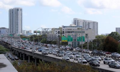 Fotografía de archivo del 27 de marzo de 2026 que muestra vehículos durante una congestión vial en una autopista de Miami, Florida (Estados Unidos). EFE/Pedro Pablo Cortés