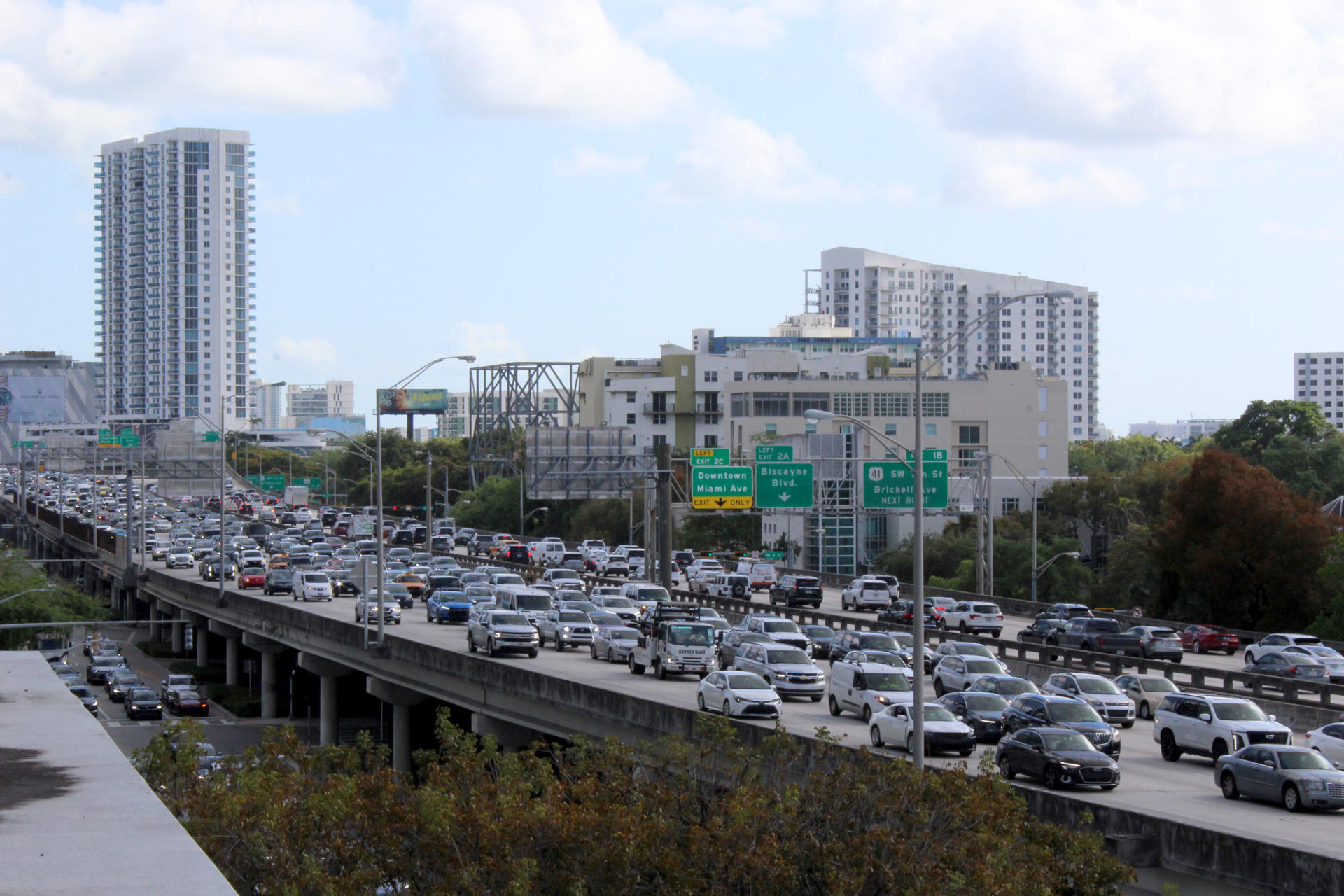 Fotografía de archivo del 27 de marzo de 2026 que muestra vehículos durante una congestión vial en una autopista de Miami, Florida (Estados Unidos). EFE/Pedro Pablo Cortés