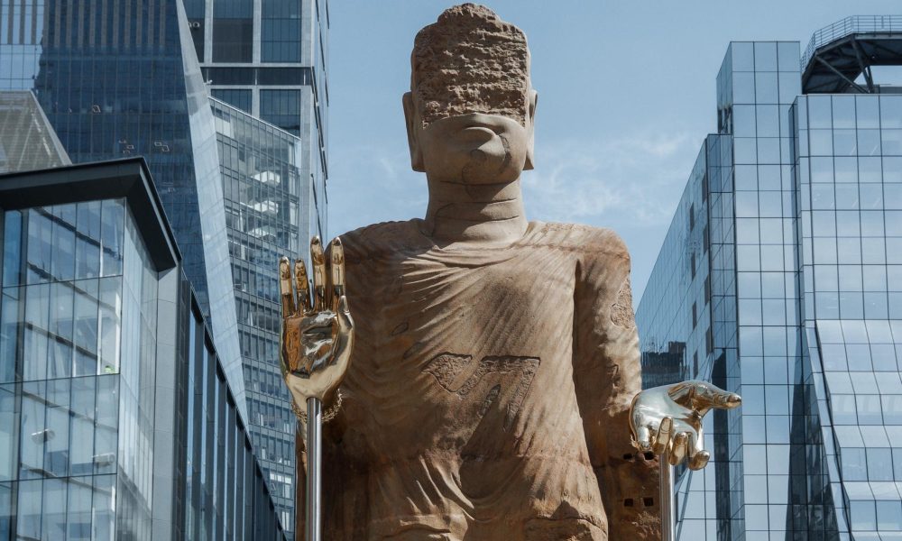 La luz que brilla a través del universo, una escultura de Buda tallada en arenisca de 8,2 metros de altura, obra del artista Tuan Andrew Nguyen, se presenta como la más reciente obra encargada para el High Line Plinth en Nueva York, EE. UU., el 24 de abril de 2026. EFE/Olga Fedorova