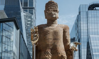La luz que brilla a través del universo, una escultura de Buda tallada en arenisca de 8,2 metros de altura, obra del artista Tuan Andrew Nguyen, se presenta como la más reciente obra encargada para el High Line Plinth en Nueva York, EE. UU., el 24 de abril de 2026. EFE/Olga Fedorova