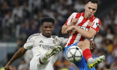 El defensa del Girona Arnau Martínez (d) pelea un balón con Aurélien Tchouaméni, del Real Madrid, , en el estadio Santiago Bernabéu en foto de archivo de Sergio Pérez. EFE